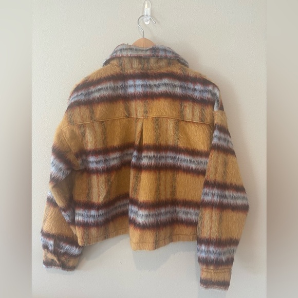 VIGOSS Women’s Cropped Tan Fuzzy Button Up Jacket NWT Size Small - Picture 2 of 10